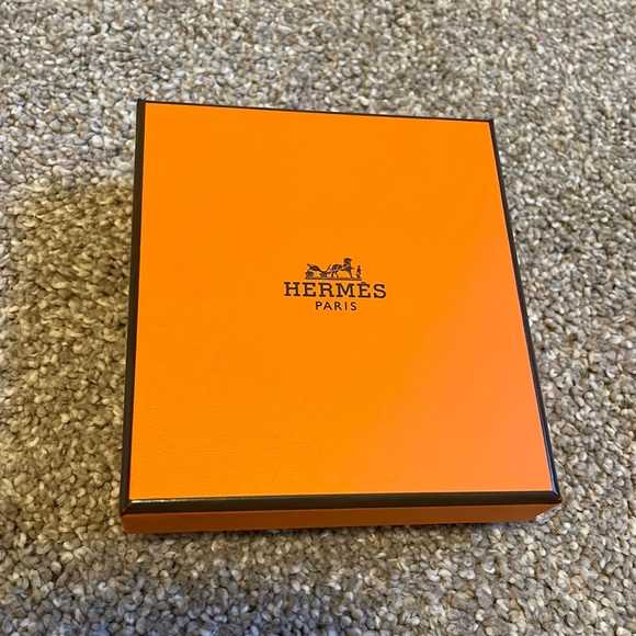 【sold】Hermes mini pop h necklace, gold color chain, grey/milk tea color pendant - Picture 3 of 7